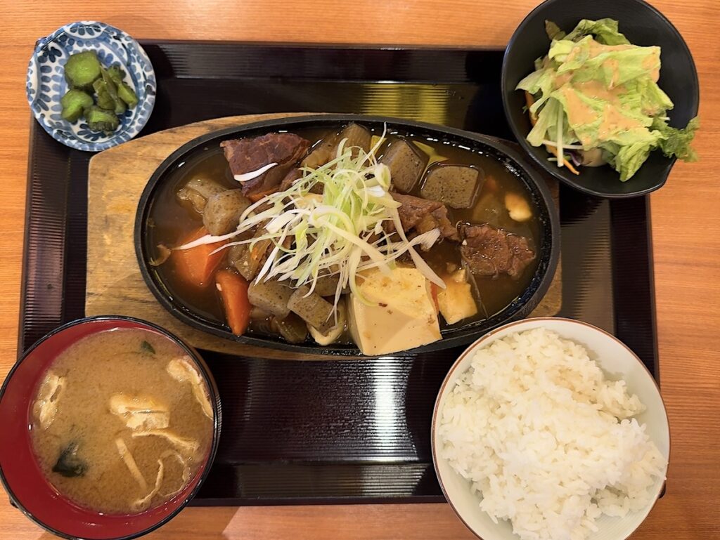しのぶ：牛すじ煮込み定食