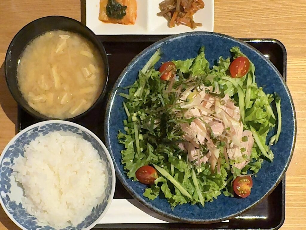 水炊きとよみつ:蒸し鶏の香味ポン酢サラダ仕立て1