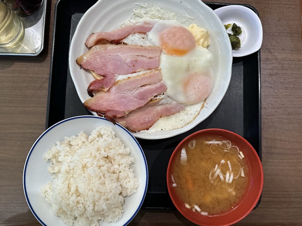 志野:ベーコンエッグ定食1
