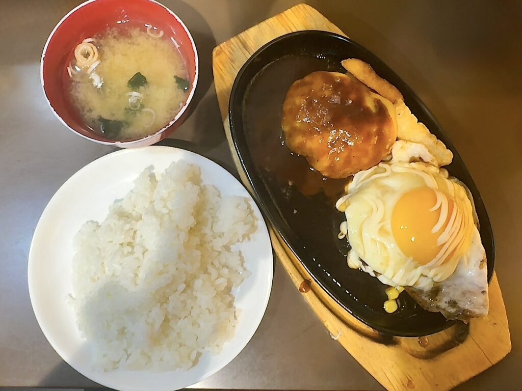 三浦のハンバーグ:ダブルハンバーグ(チーズ・目玉焼き)1