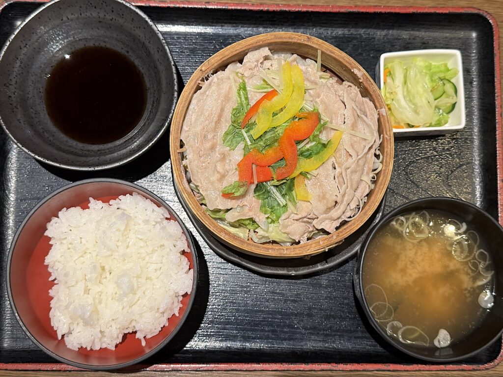 新宿豚◯商店AISHI新宿店：豚バラのせいろ蒸し定食