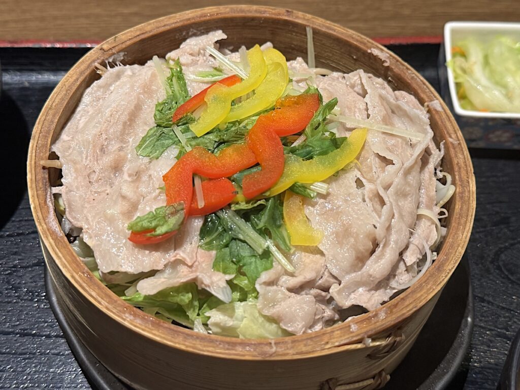 新宿豚◯商店AISHI新宿店：豚バラのせいろ蒸し定食2