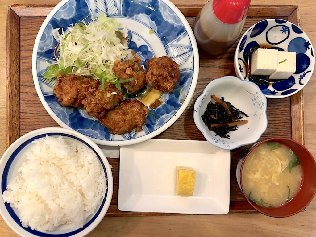 今泉キッチン:ピリ辛チキン3個定食1