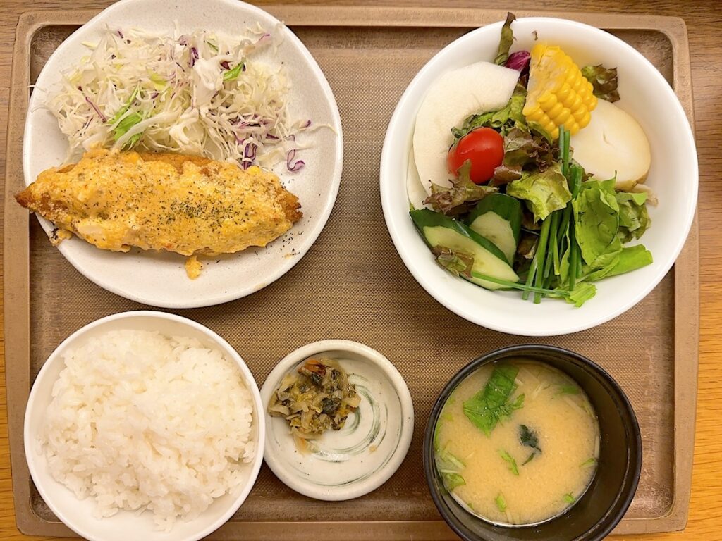 うみの食堂:明太魚フライと糸島サラダ