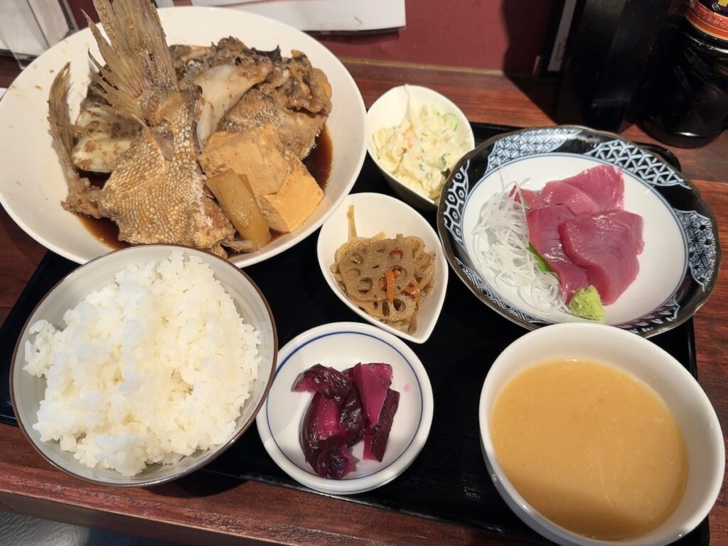 28萬石:こしょう鯛の煮付けと刺身定食