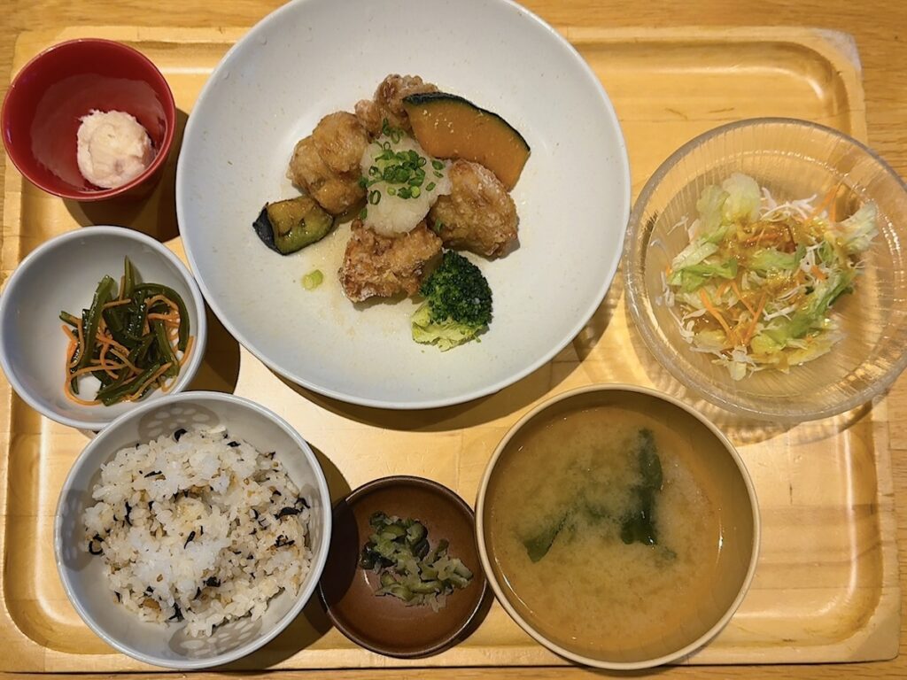 おぼんdeこぼん：鳥の唐揚げお出汁レモン定食